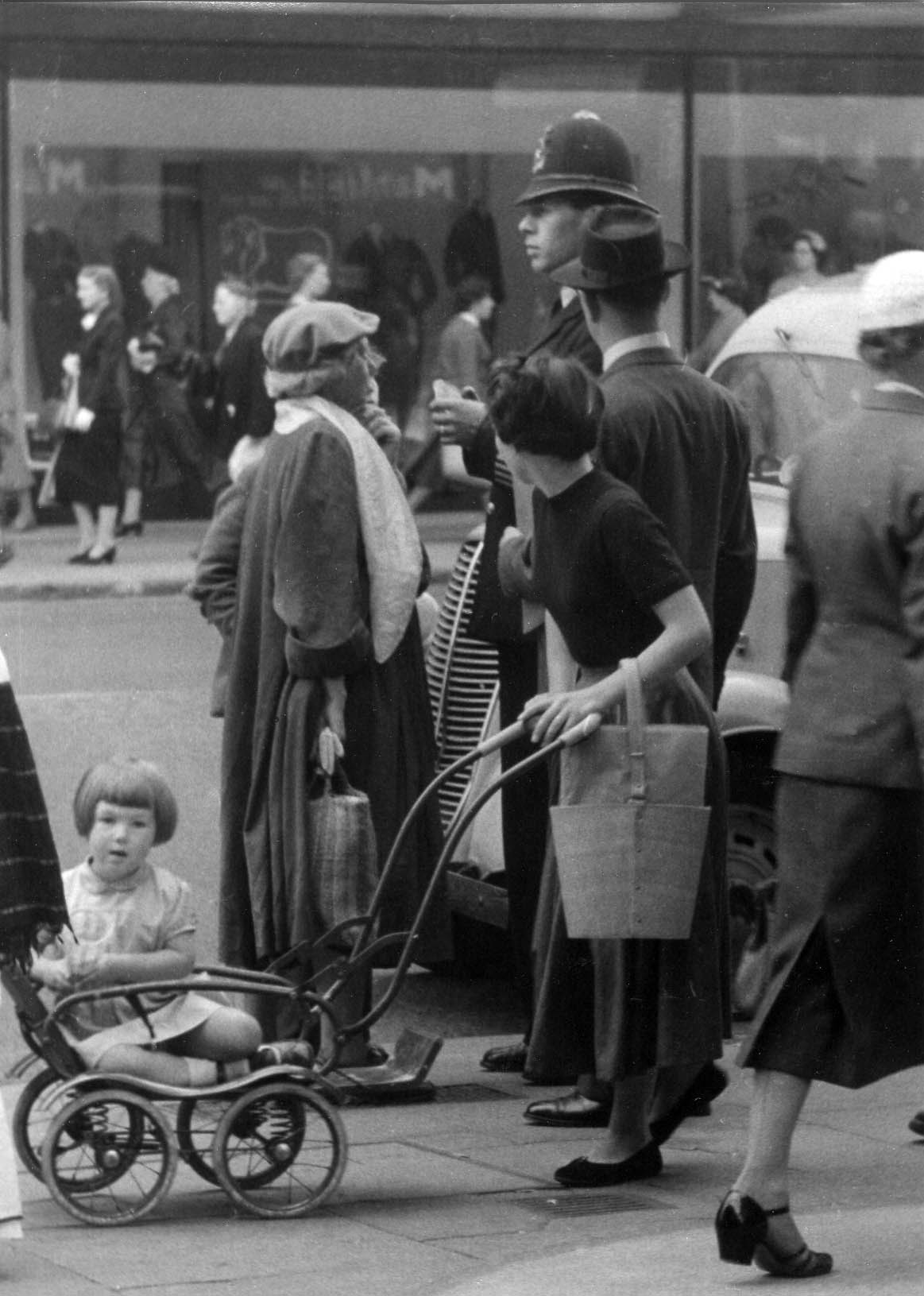 Twenty Fascinating Photos of Oxford Street in 1954 by Hans Richard ...