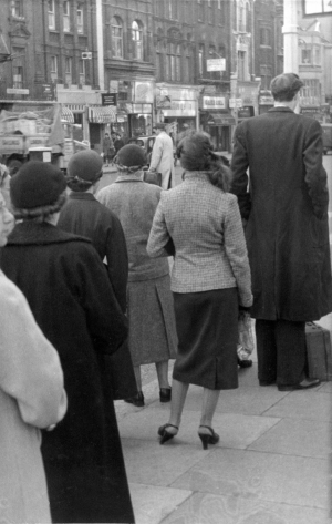 Twenty Fascinating Photos of Oxford Street in 1954 by Hans Richard ...