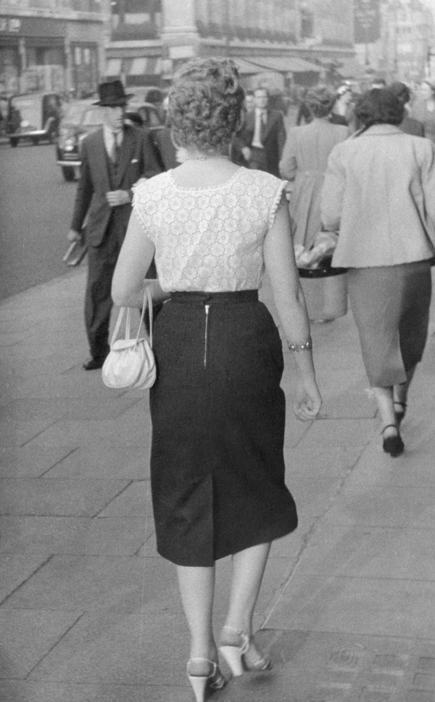 woman-oxford-street-1954-hans-richard-griebe