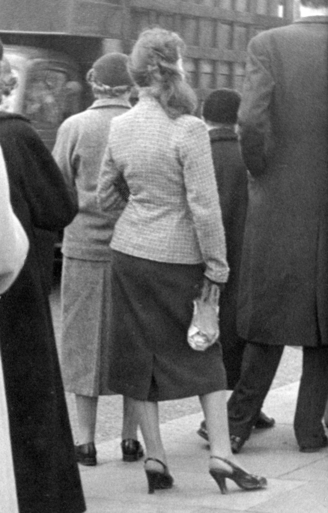 woman-on-oxford-street-1954-hans-richard-griebe