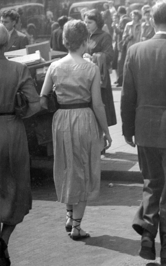 woman-strappy-sandals-oxford-street-1954-hans-richard-griebe