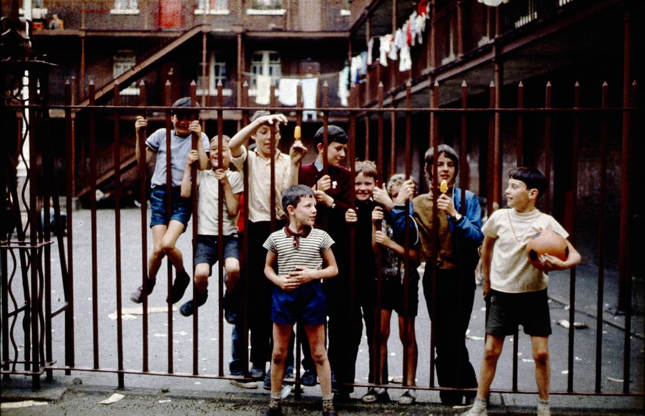 children-at-gates-heinrich-klaffs-dublin-1973