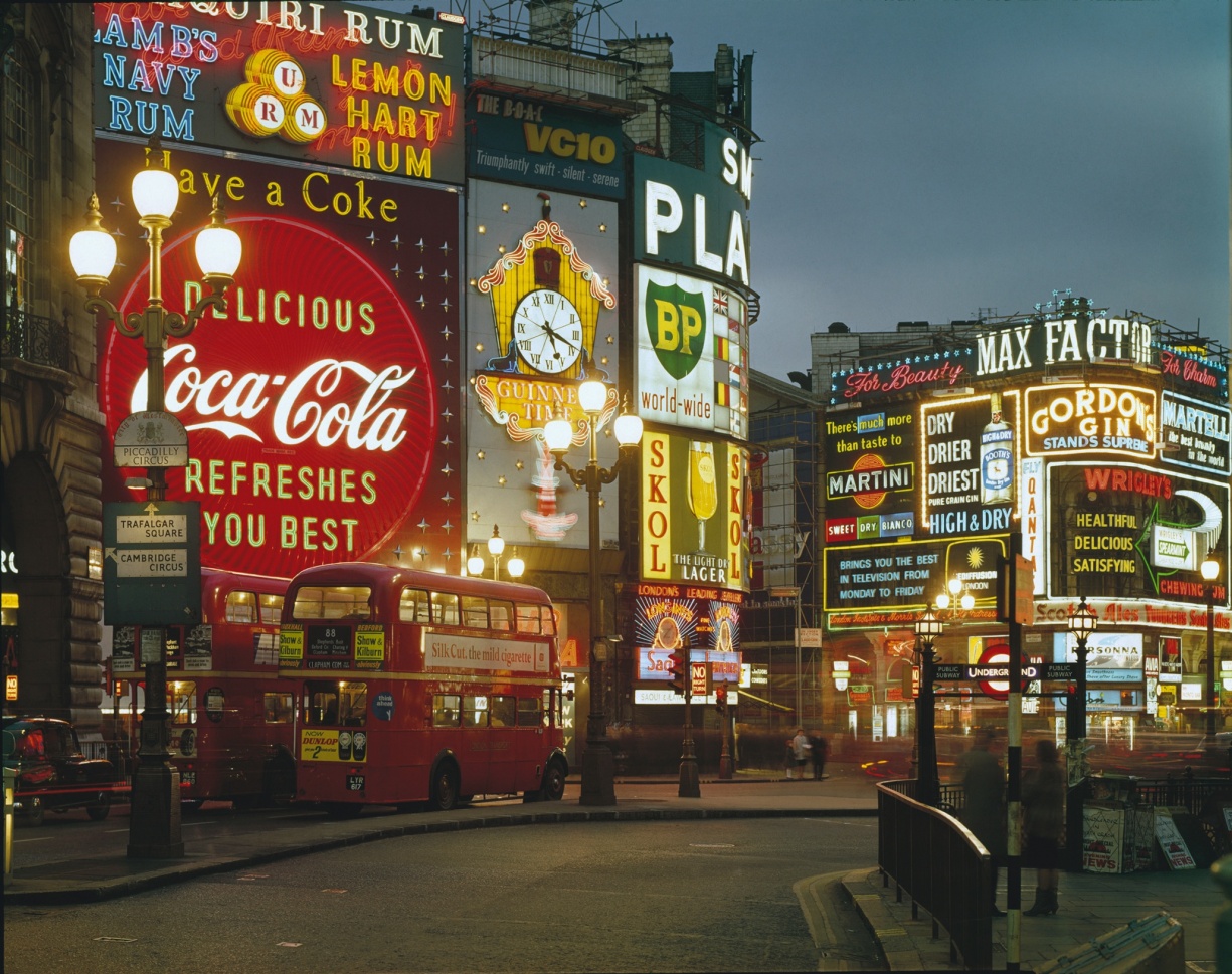 Piccadilly-by-Night-London-1960-by-Elmar-Ludwig.jpg