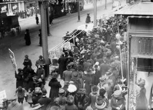 Fabulous Photos of Christmas Shopping in New York City - December 1910 ...