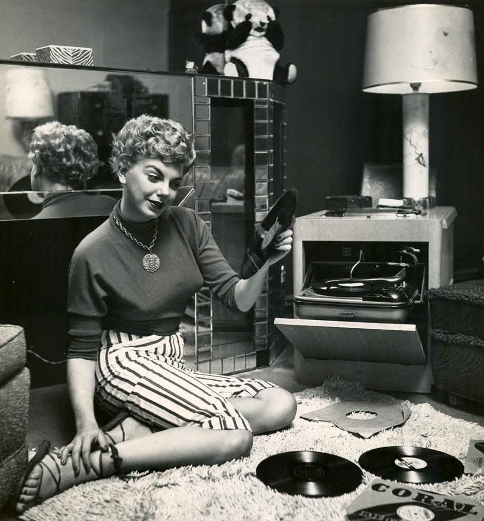 vintage-ladies-and-records-1