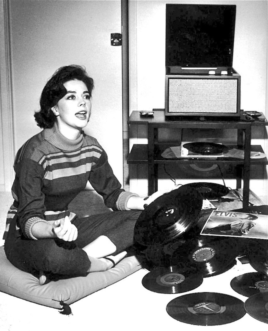 vintage-ladies-and-records-57