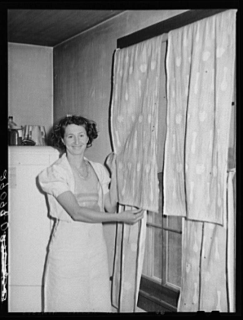 Title The FSA (Farm Security Administration) home supervisor has helped this woman make her dress of flour sacks and decorate her curtain with splatter work. Osage Farms, Missouri Contributor Names Rothstein, Arthur, 1915-1985, photographer Created / Published 1939 Nov.