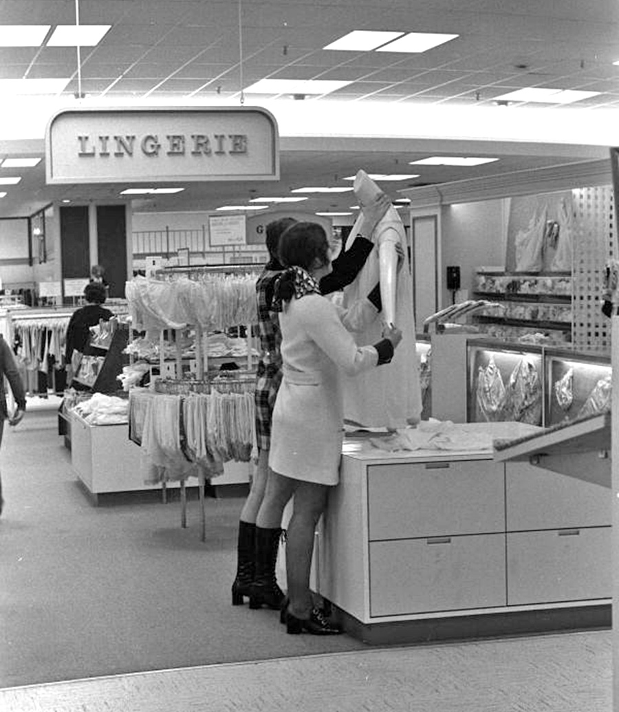 40 Found Photos of Ladies Clothes Shopping in the 1960s and 70s - Flashbak