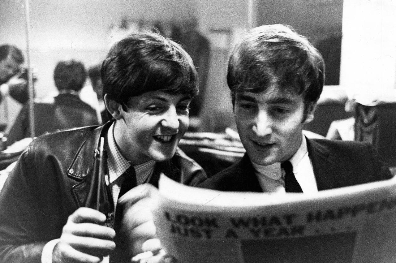 PAUL MCCARTNEY AND JOHN LENNON READING NEWSPAPER - 1963