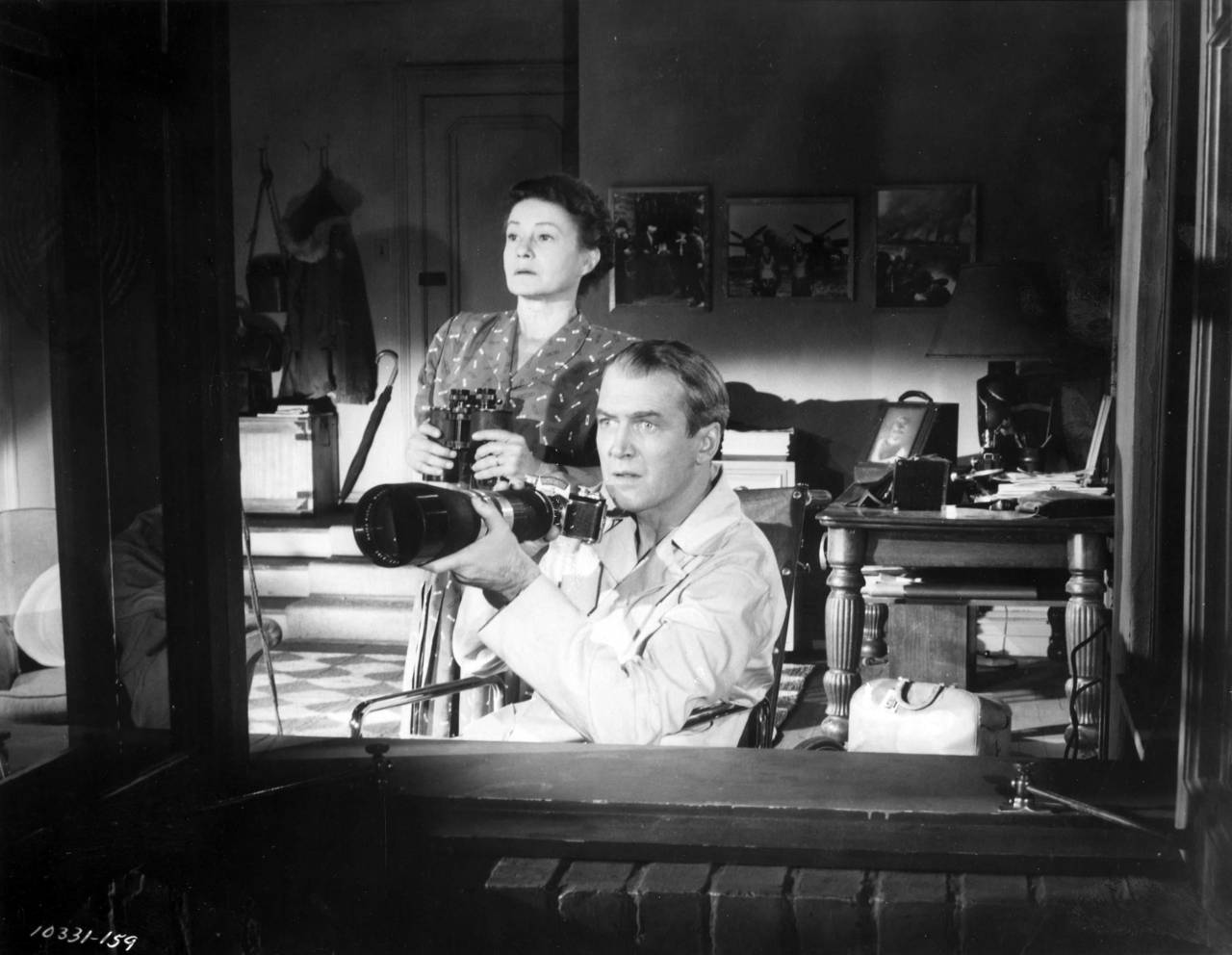 Thelma Ritter and James Stewart in Rear window directed by Alfred Hitchcock, 1954