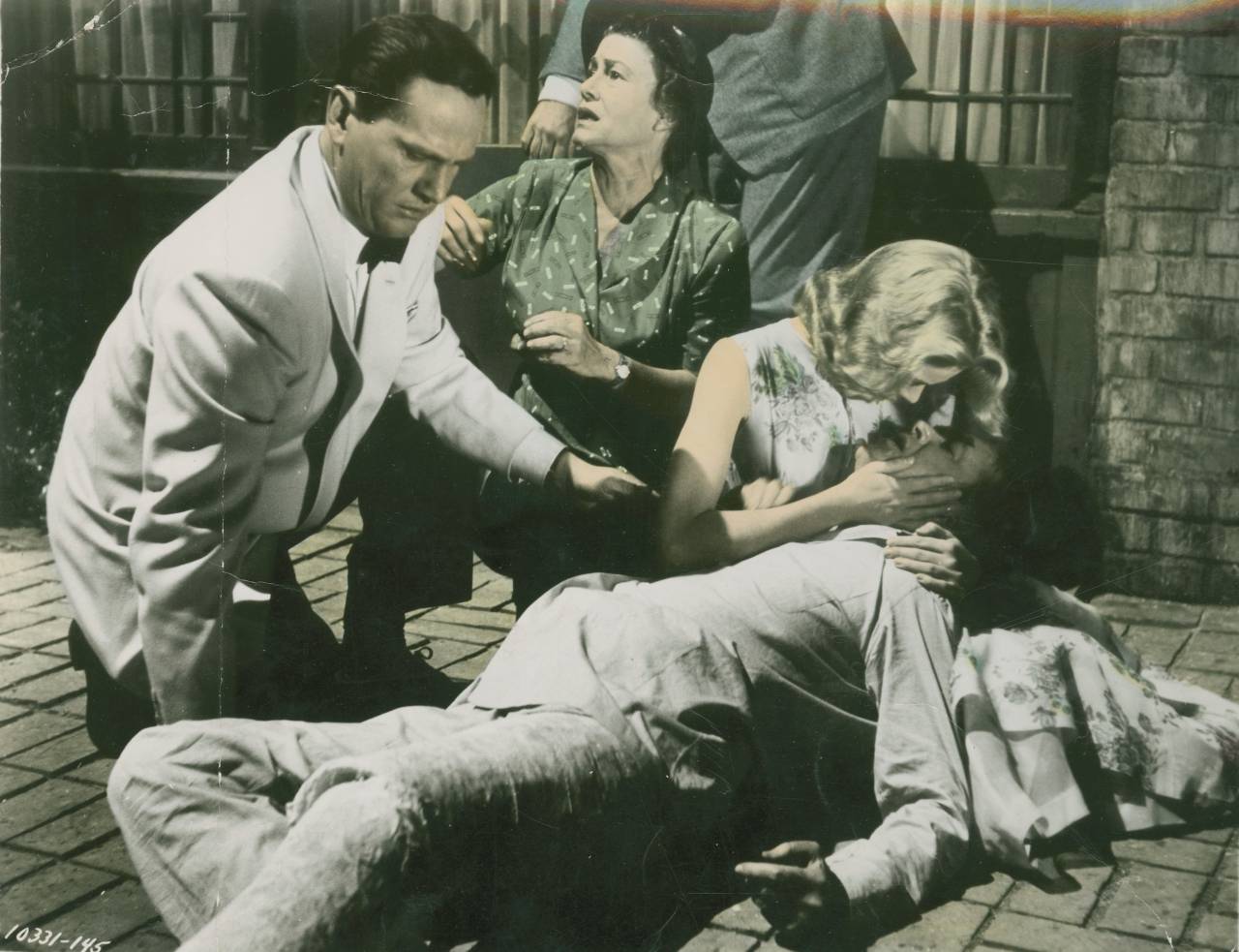 Wendell Corey, Thelma Ritter, Grace Kelly and James Stewart in Rear window directed by Alfred Hitchcock, 1954