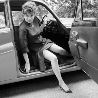 vintage lady in car 6 - Flashbak