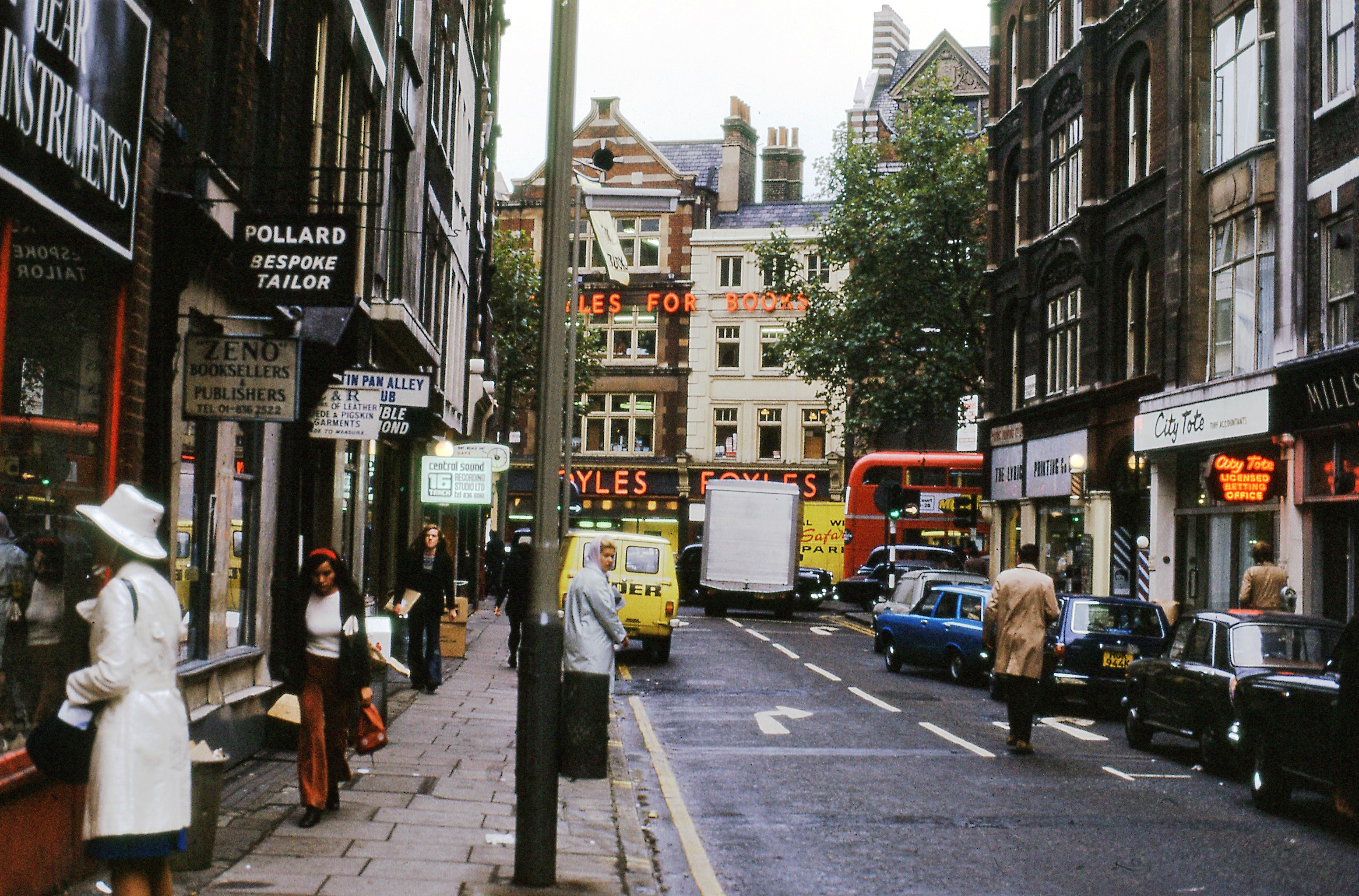 Лондон 80. Денмарк стрит Лондон. Великобритания 1970-е. Денмарк стрит Лондон фото. Лондон 1970-х.