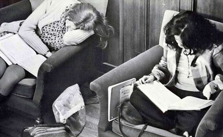 Biblio Beauties 50 Vintage Found Photos Of Ladies Reading Flashbak