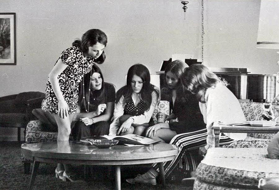 vintage women reading