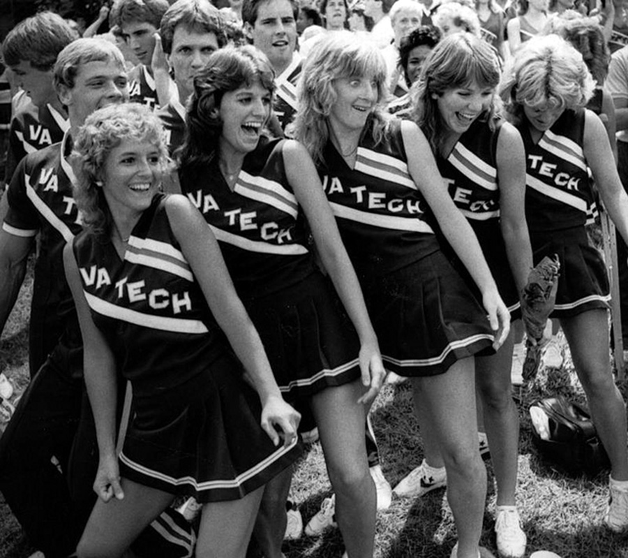 VA Tech cheerleaders - Flashbak.