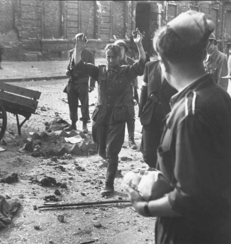 Photos From Behind The Barricades At The Warsaw Uprising (1944) - Flashbak