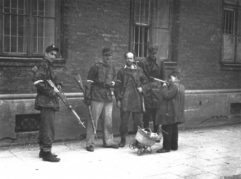 Photos From Behind The Barricades At The Warsaw Uprising (1944) - Flashbak