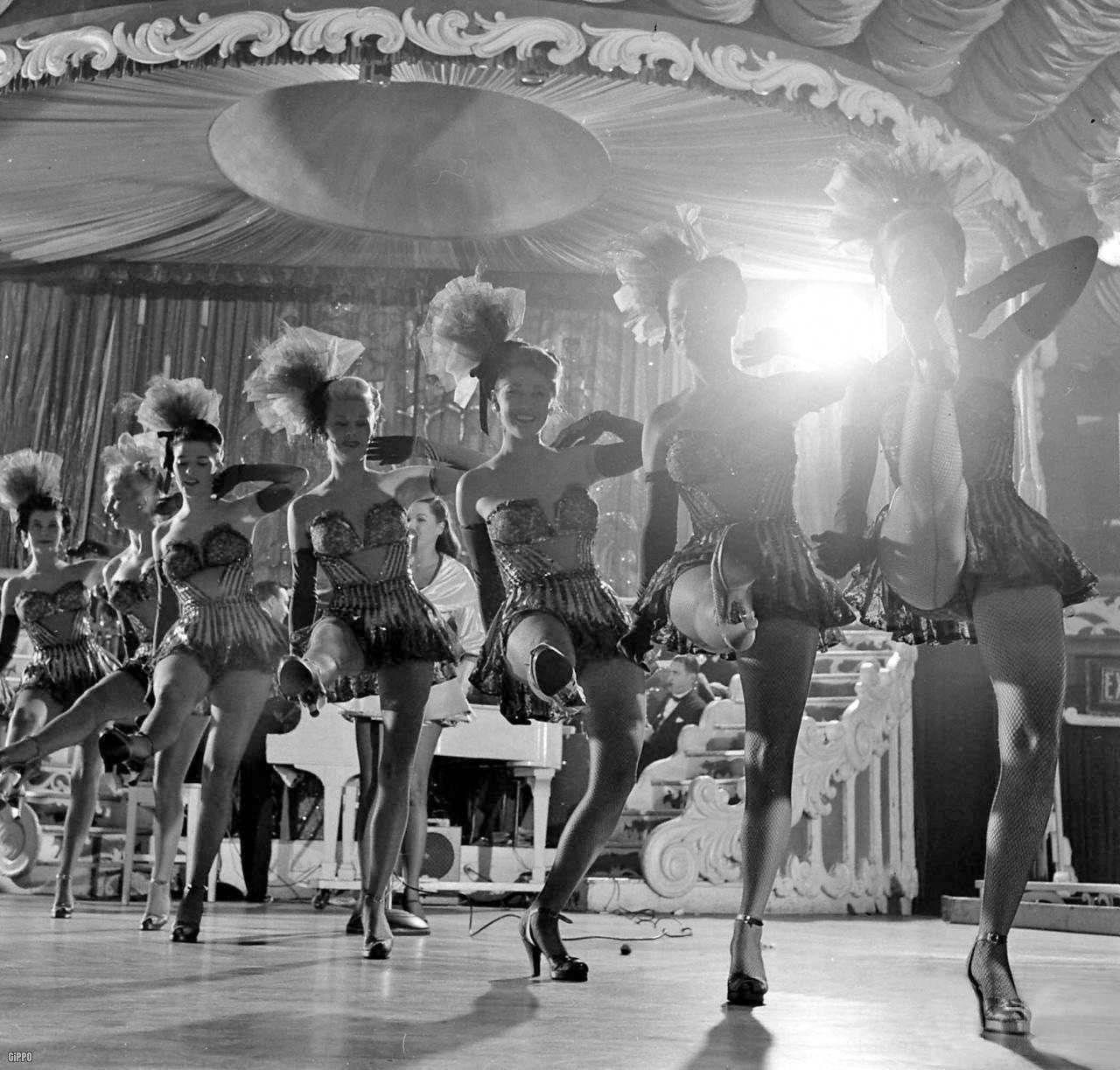 https://flashbak.com/wp-content/uploads/2017/10/1949-Latin-Quarter-Chorus-Girls.jpg