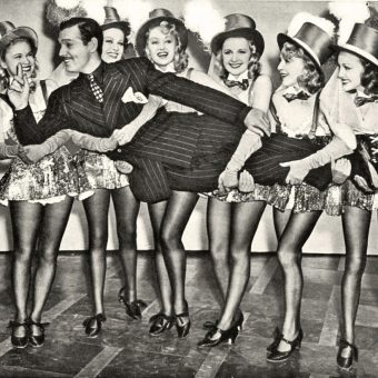 Clark Gable with chorus girls - Flashbak