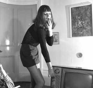 People & Their TV Sets: 25 Vintage Images - Flashbak