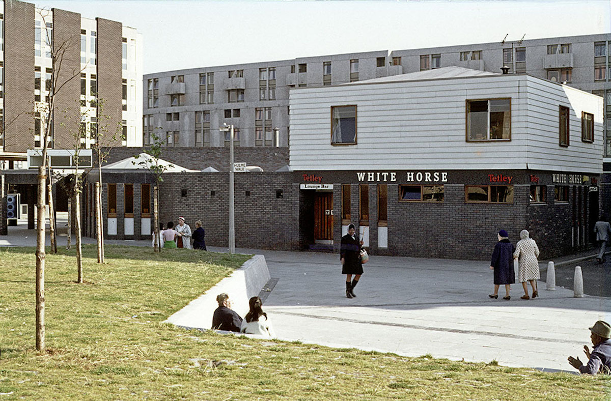 The White Horse pub on Hulme Walk, Hulme, around 1972. John Nash Crescent can be seen in the background, with Hulme Library and the Clopton Walk shopping precinct to the left.