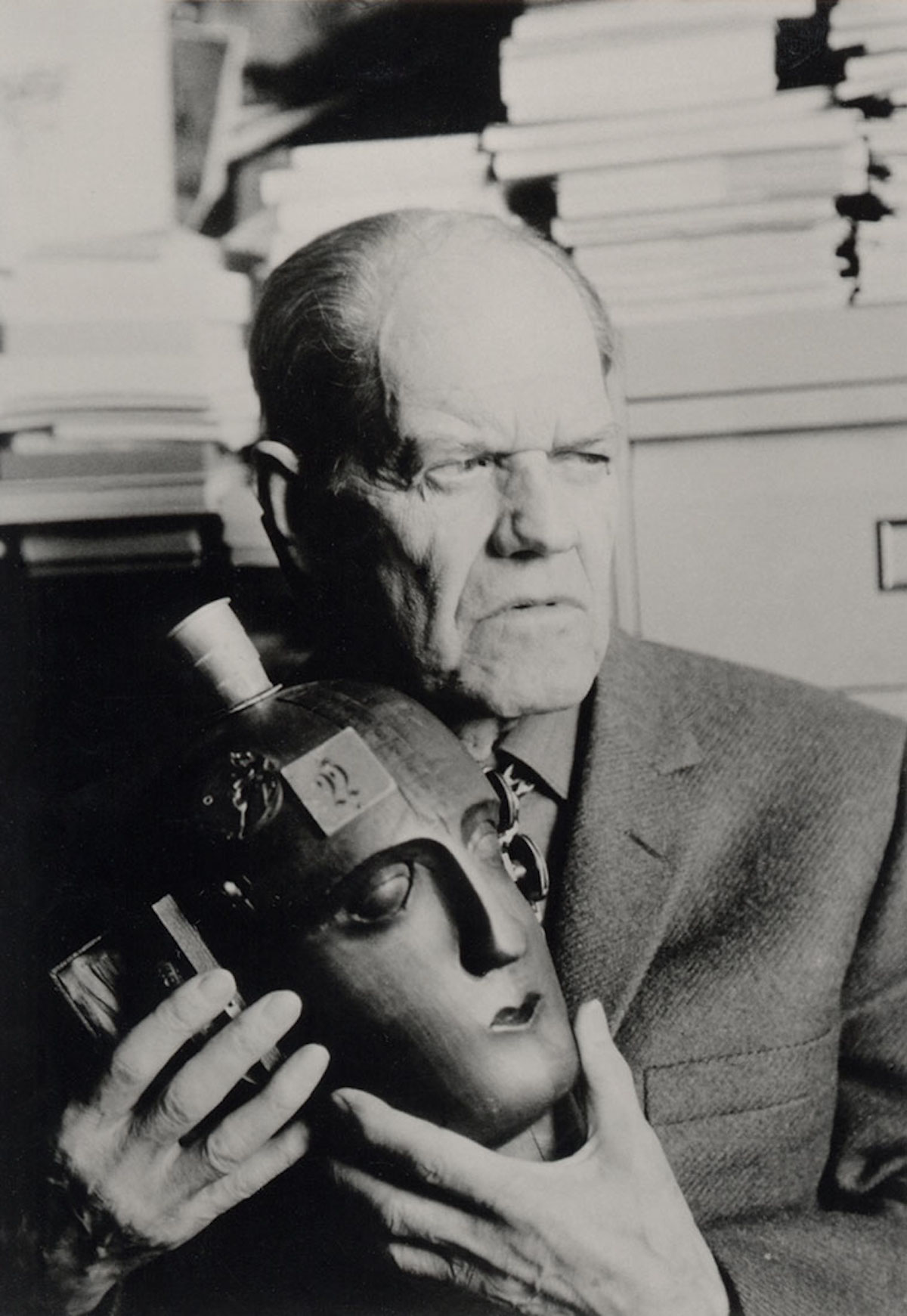 Raoul Hausmann tenant sa sculpture-assemblage L’Esprit de notre temps 1967 Marthe Prévôt