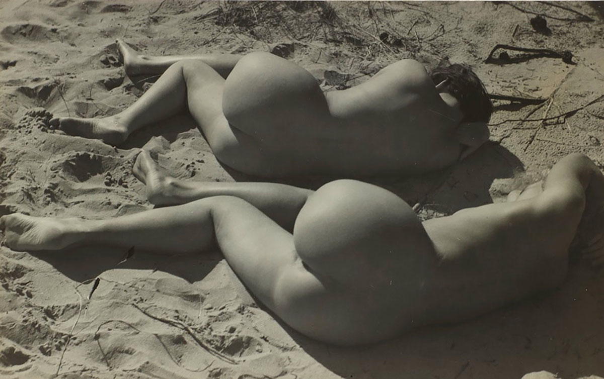 Deux nus féminins allongés sur une plage Vers 1931-1934 Raoul Hausmann