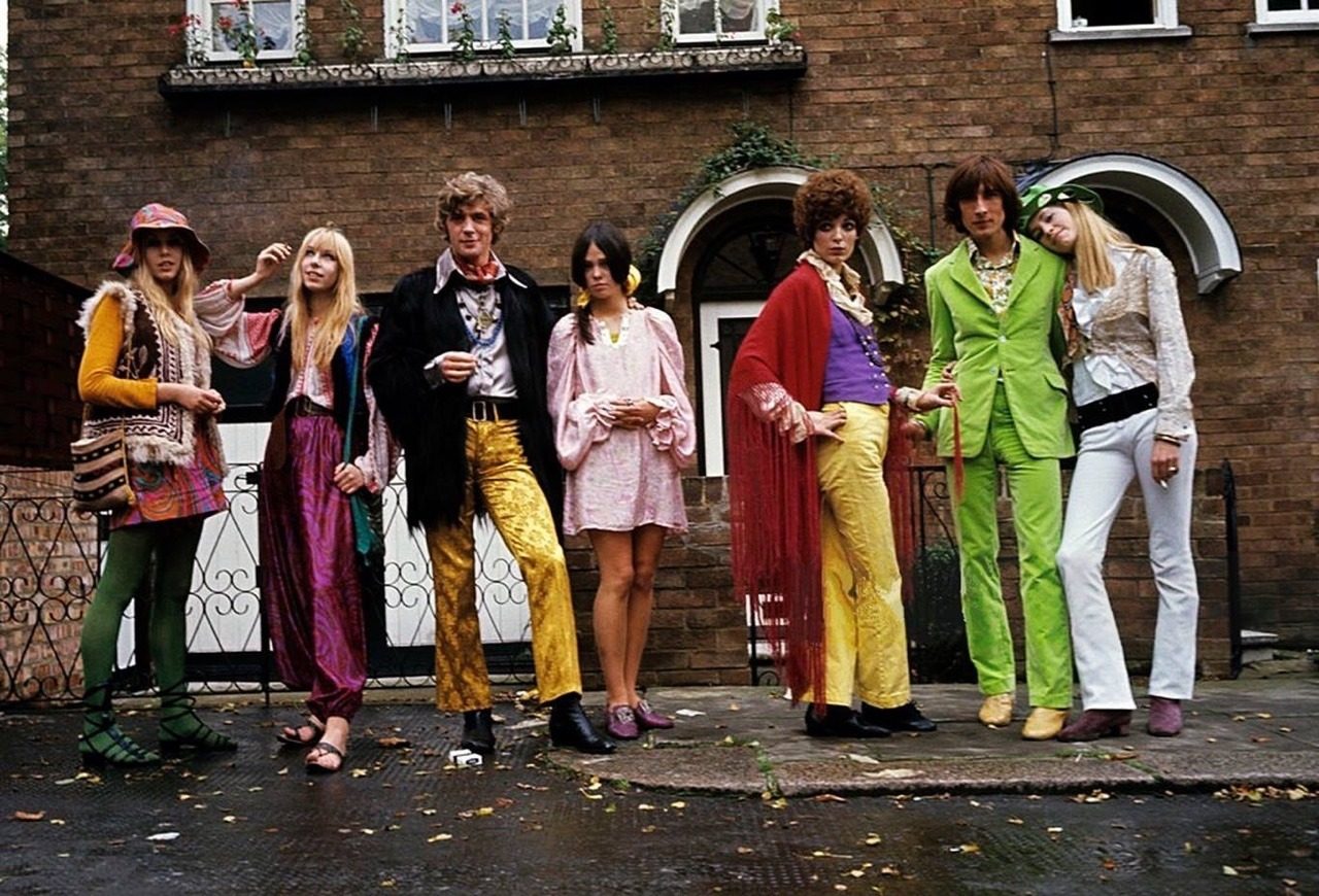 Swinging-London-1967-complete-series-of-photos-of-the-magazine-%E2%80%9CParis-Match%E2%80%9D-on-the-psychedelic-fashion-in-London.-October-1967.-Jane-Birkin-appears-in-two-photos.-Photos-by-Philippe-Le-Tellier12-1280x870.jpg