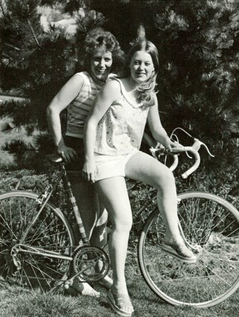 Pedaling Through the '70s: Images of Couples on Bikes - Flashbak