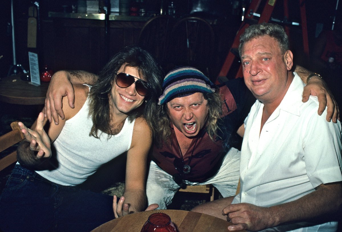 Jon Bon Jovi, Sam Kinison and Rodney Dangerfield during the “Wild Thing”  video shoot, September 1988 - Flashbak