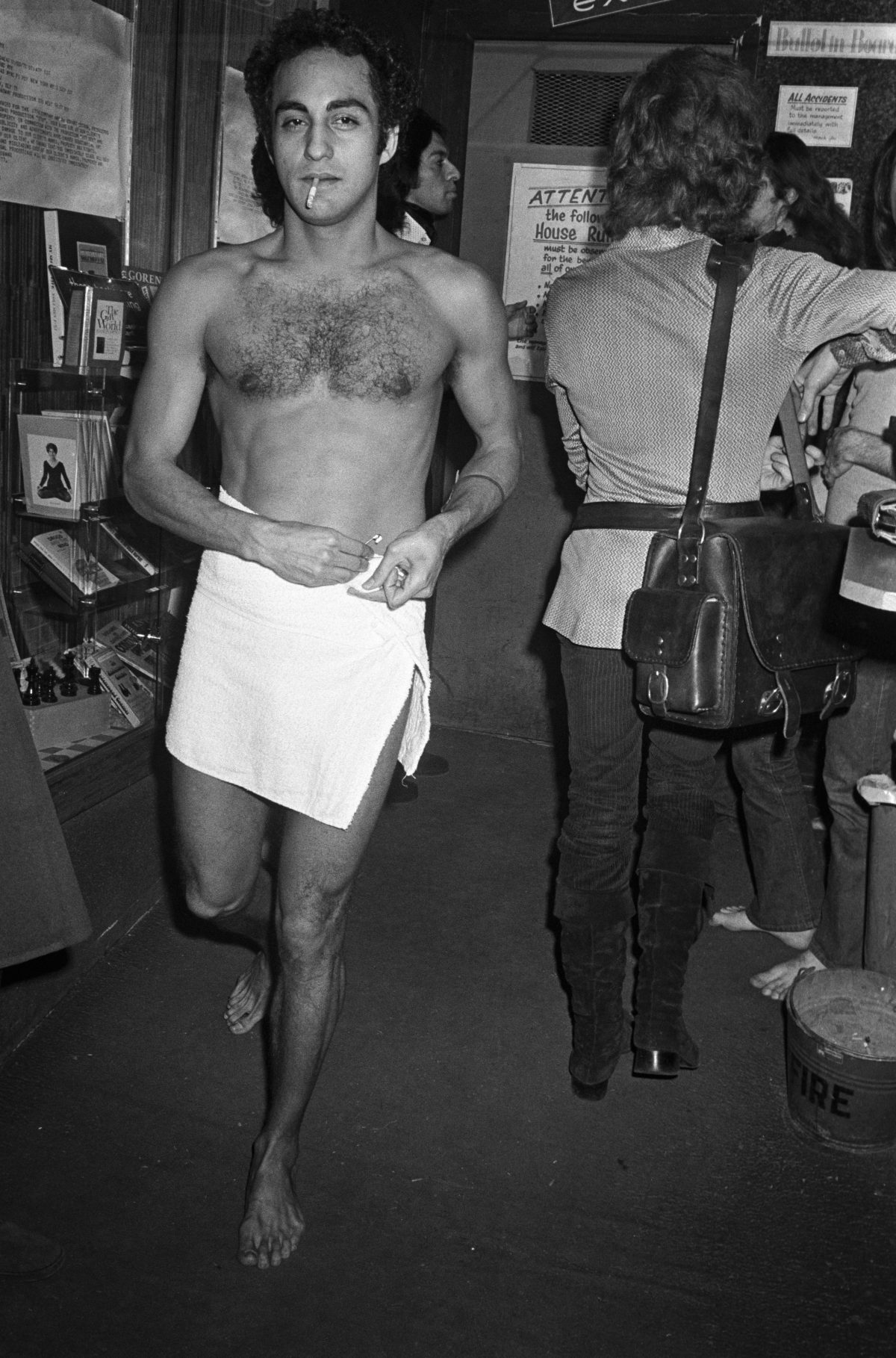 Un hombre que llevaba solo una toalla en la casa de baños del Continental Club en Nueva York - 1972