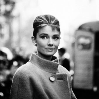Audrey Hepburn on the set of Breakfast at Tiffany's directed by Blake ...