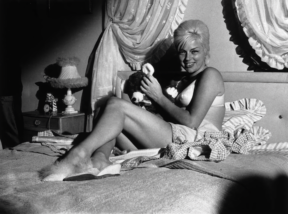 Diana Dors West 11 a - Flashbak