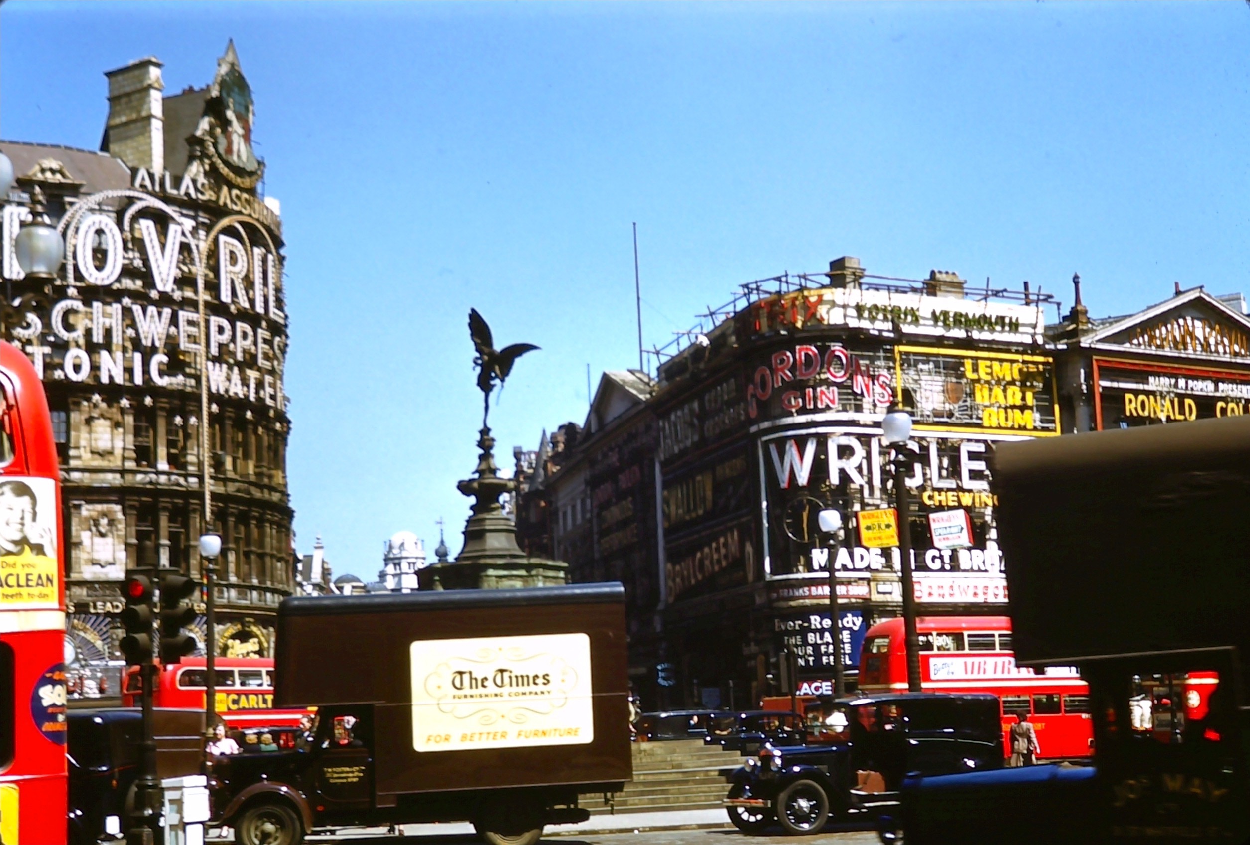 Colour Snapshots of London in the 1950s - Flashbak