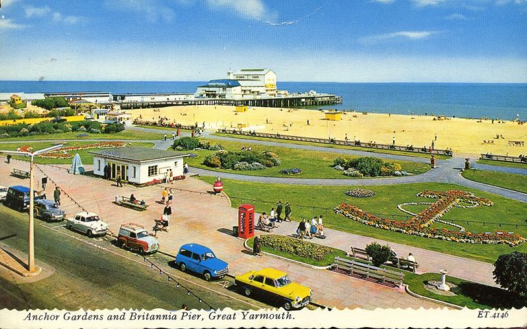 Great Yarmouth - Anchor Gardens & Britannia Pier - Flashbak