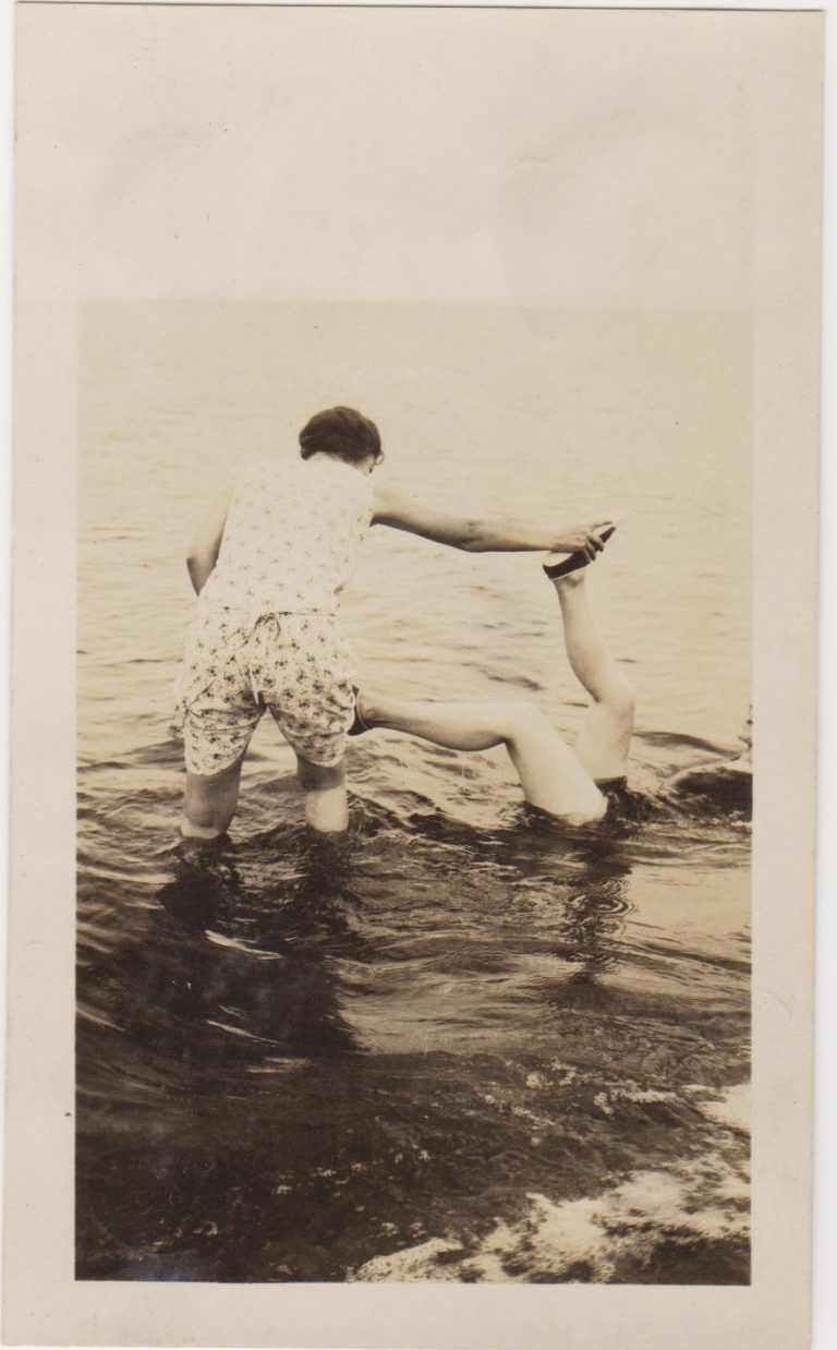 Beach Noir: 25 Vintage Snapshots Of Fun And Fear On The Sand - Flashbak