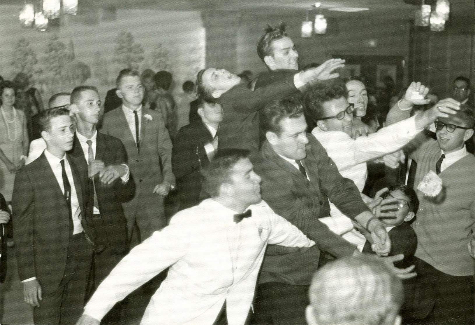 The Garter Toss: Vintage Photographs of a Wedding Tradition - Flashbak