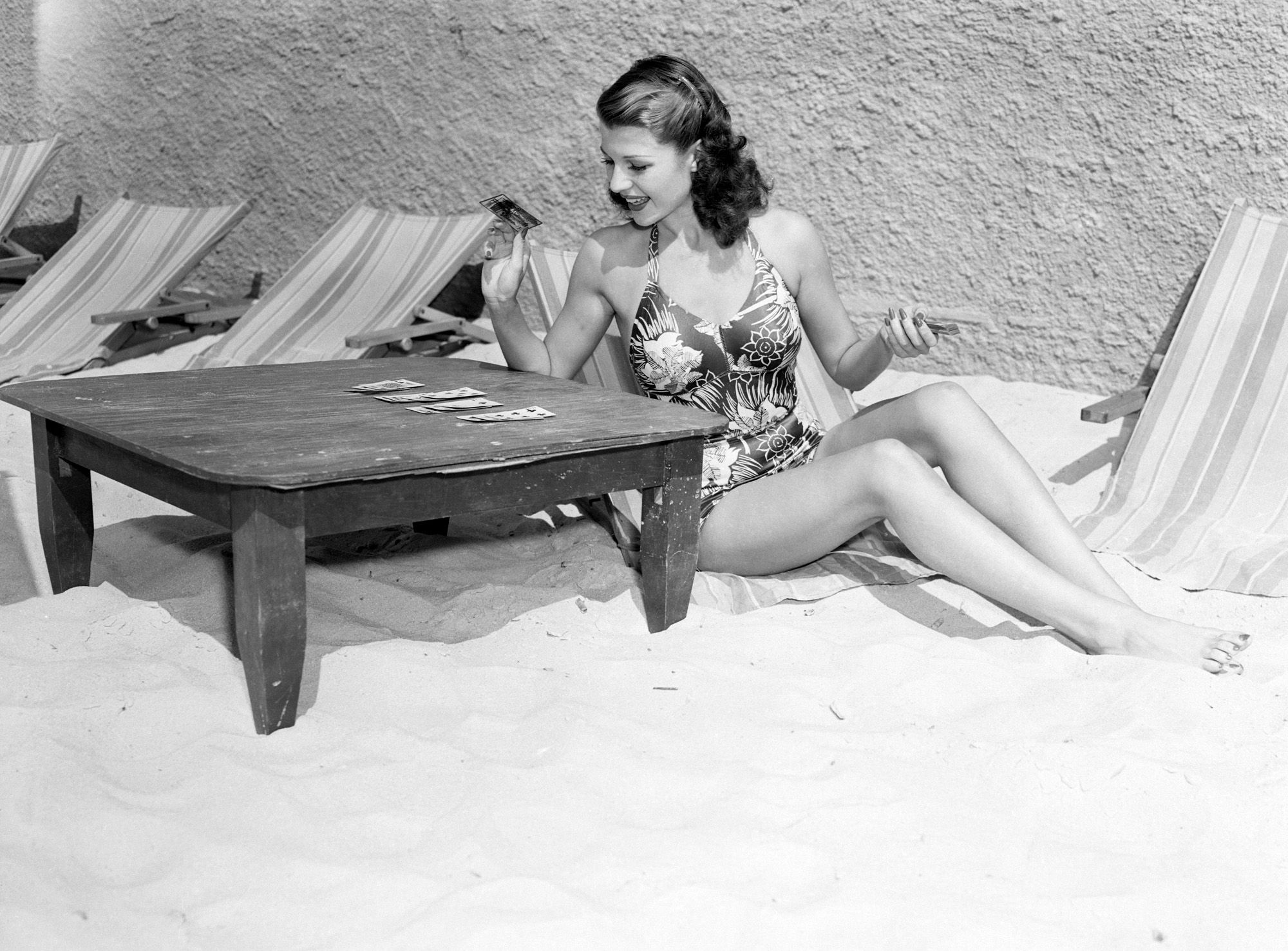 Rita Hayworth at the beach - Flashbak