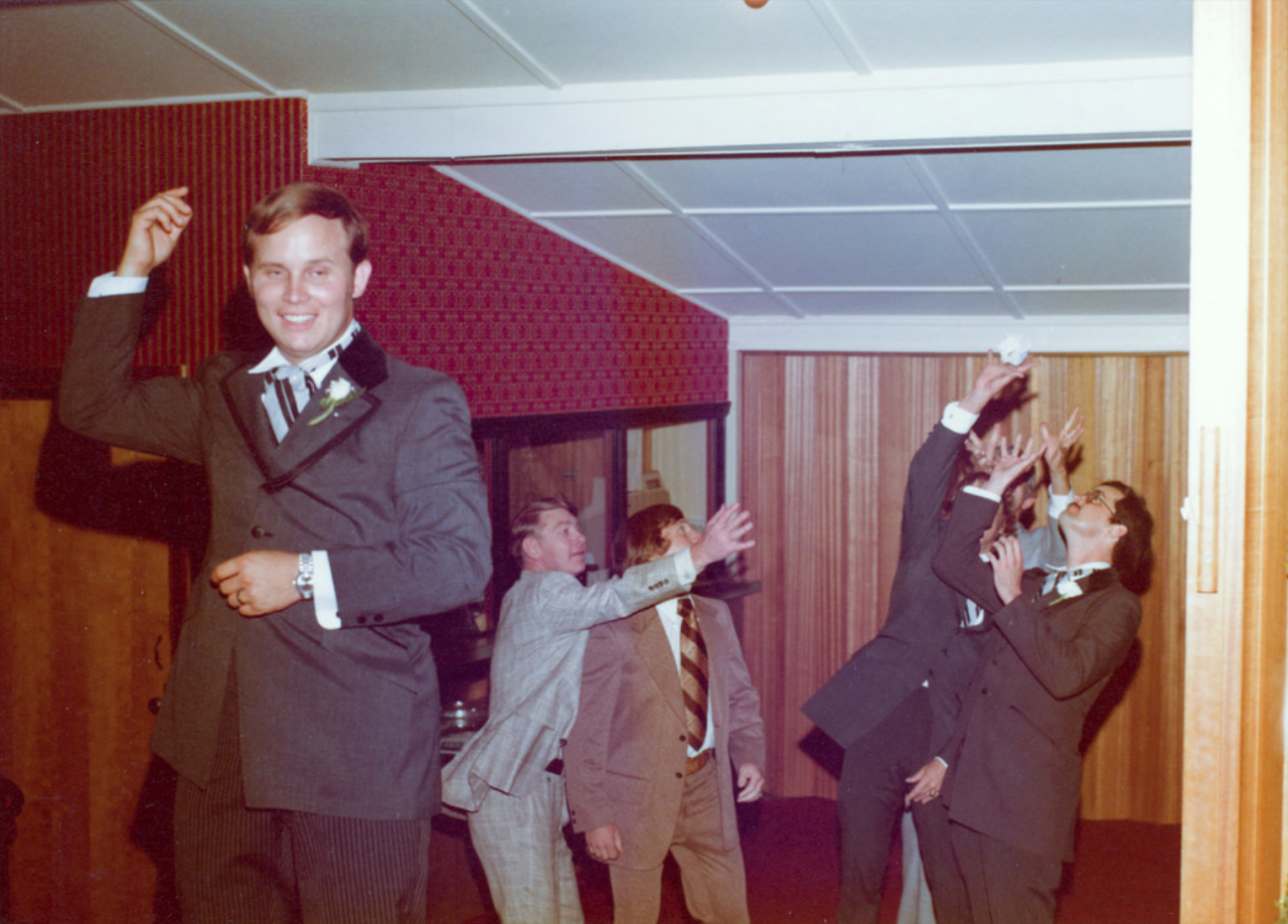 The Garter Toss: Vintage Photographs Of A Wedding Tradition - Flashbak