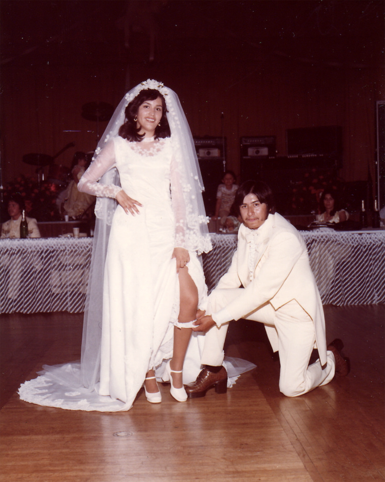 The Garter Toss: Vintage Photographs Of A Wedding Tradition - Flashbak