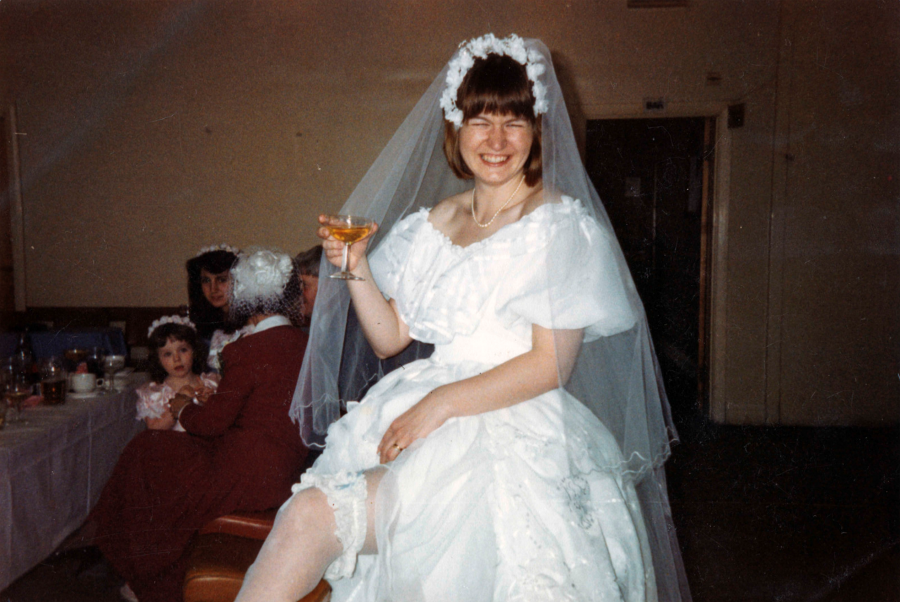 The Garter Toss: Vintage Photographs Of A Wedding Tradition - Flashbak