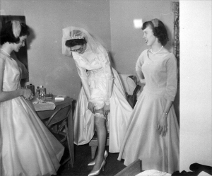 The Garter Toss: Vintage Photographs Of A Wedding Tradition - Flashbak