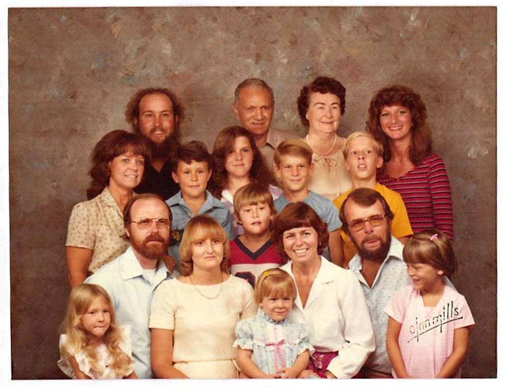 10 Awkward Family Portraits Not Suitable for Framing 