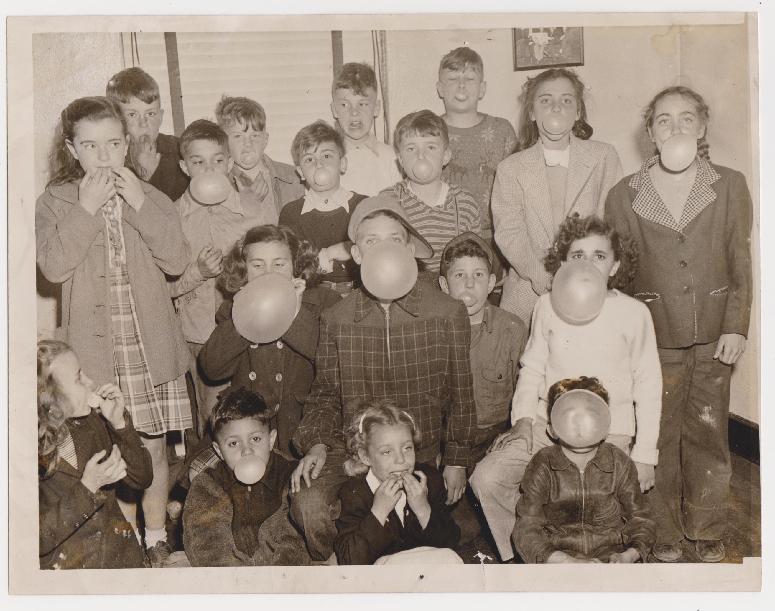 The Joy Of Chewing Gum And Blowing Bubbles 16 Brilliant Snapshots Flashbak