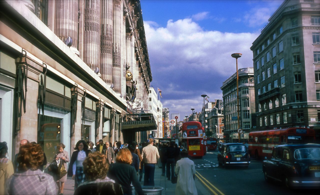 Brilliant Kodachrome Photos Of London In October 1977 - Flashbak