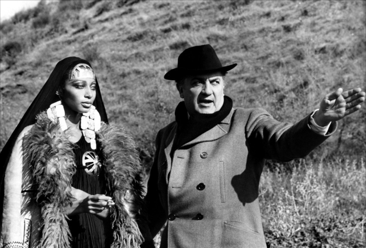Donyale-Luna-director-Federico-Fellini-on-the-set-of-Fellini ...