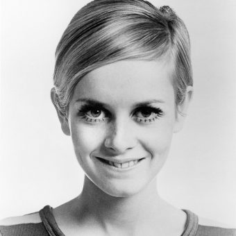 twiggy-poses-for-a-portrait-during-the-filming-of-twiggy-in-hollywood ...