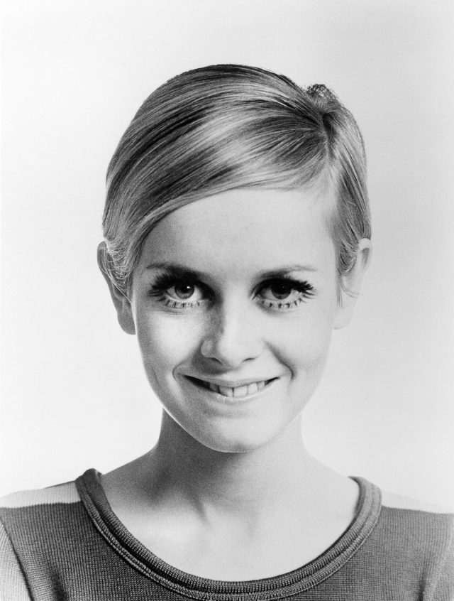 twiggy-poses-for-a-portrait-during-the-filming-of-twiggy-in-hollywood ...