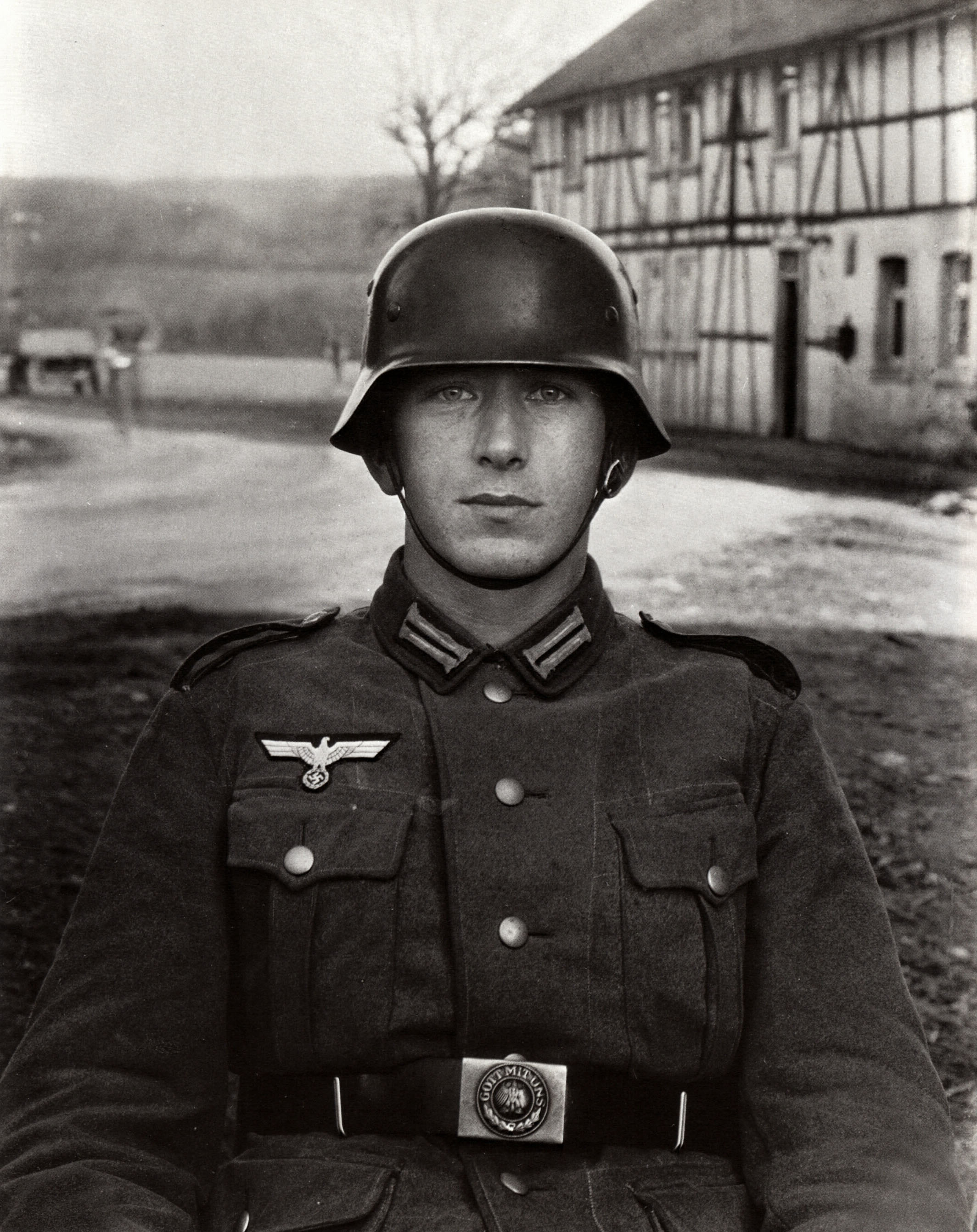 Сделать по немецкому по фото. Солдат Германии второй мировой СС. Солдат СС И солдат вермахта. Немецкий солдат вермахта. СС 1940.